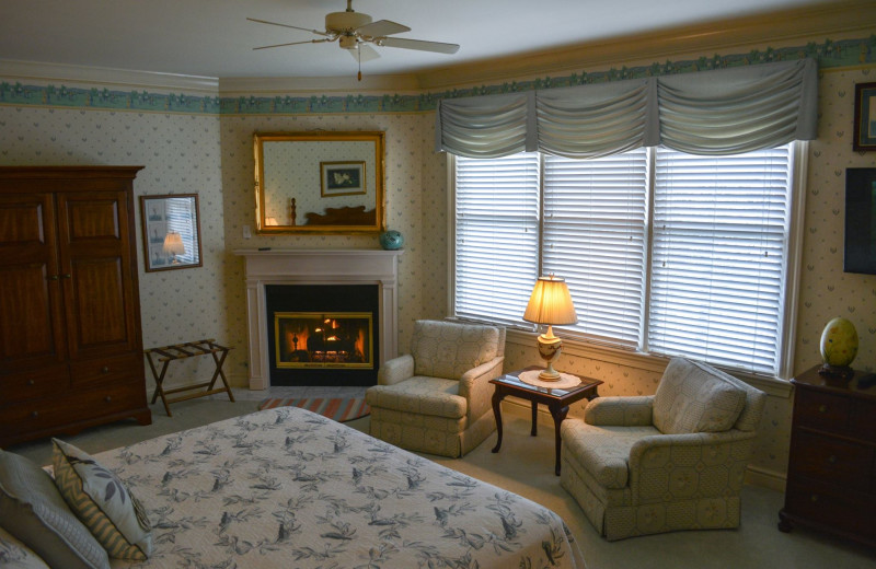 Guest room at Doone's Inn At Oakmont.