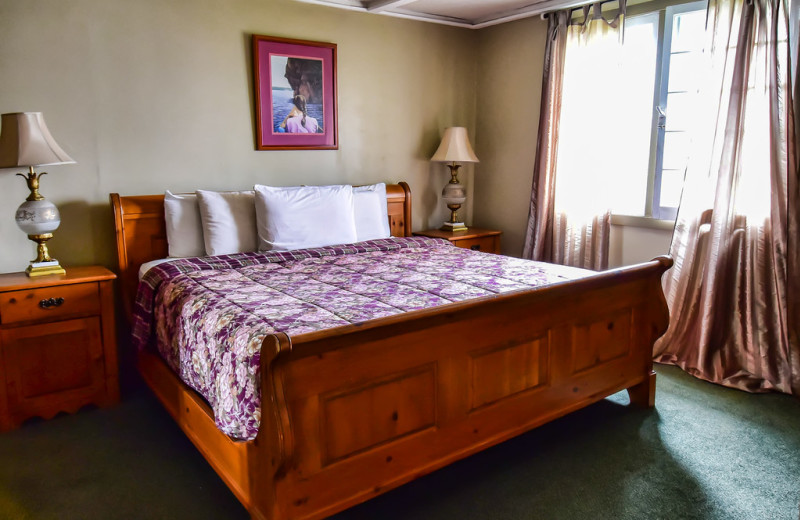 Guest bedroom at Bonnie View Inn.