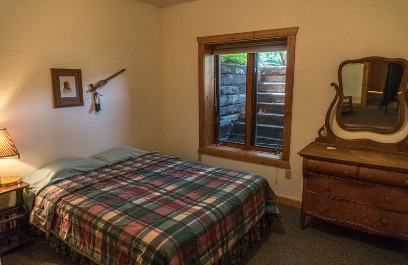 Bedroom at Montana River Lodge.