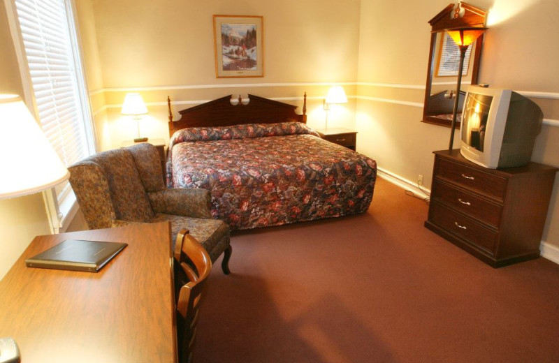 Guest room at Kalispell Grand Hotel.