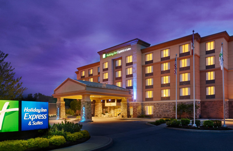 Exterior view of Holiday Inn Huntsville.