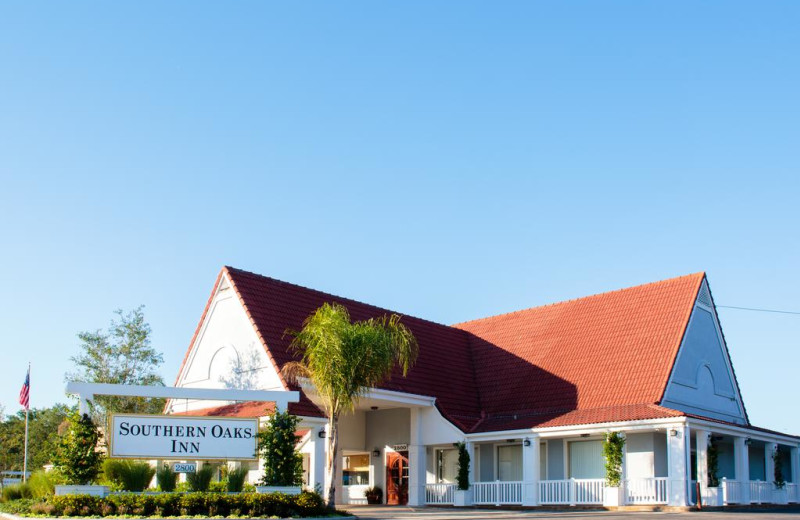 Exterior view of Southern Oaks Inn.