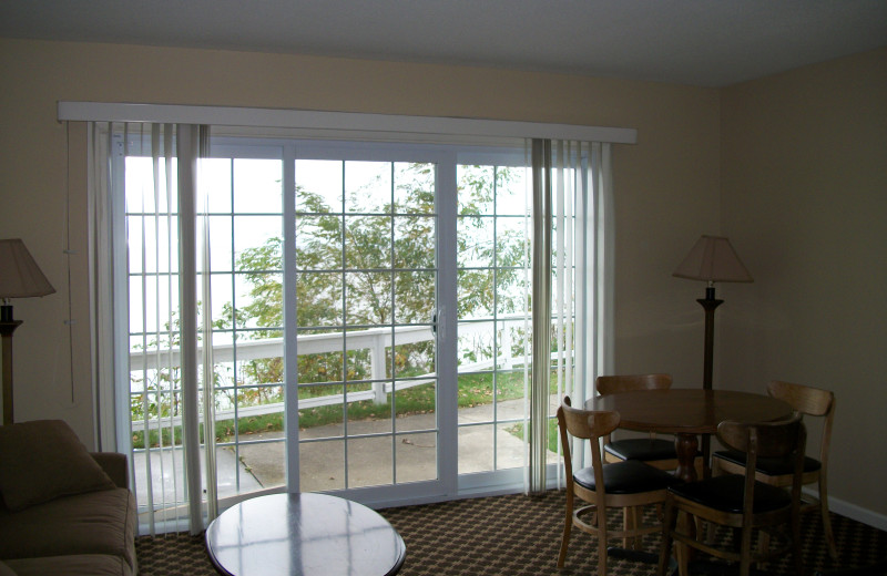 Guest living room at Michillinda Beach Lodge.