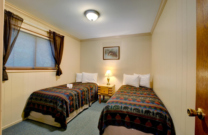 Guest bedroom at Morrison's Rogue River Lodge.