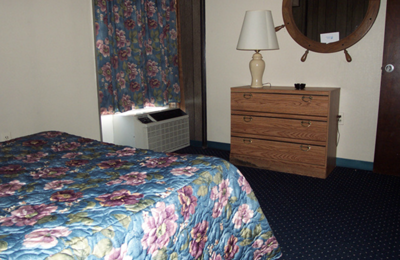 Efficiency suite bedroom at Windjammer Motor Inn.