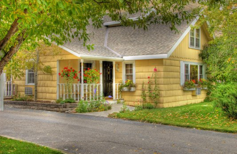 Exterior Cottage View at Parkway Inn