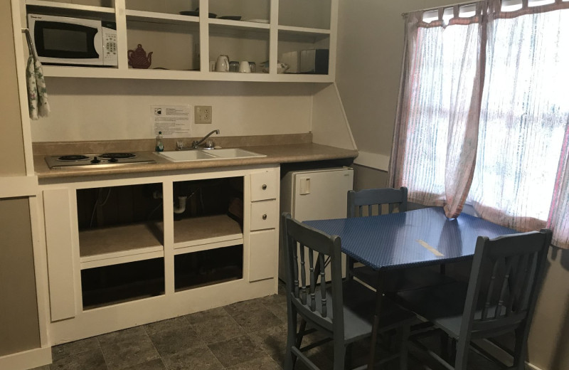 Guest kitchen at Tanglewood Lodge.