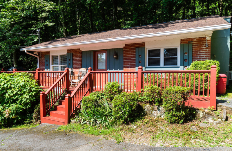 Exterior view of Mountain Aire Cottages 