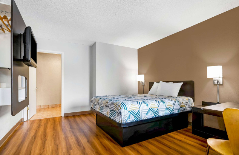 Guest room at Motel 6 Portland Downtown.