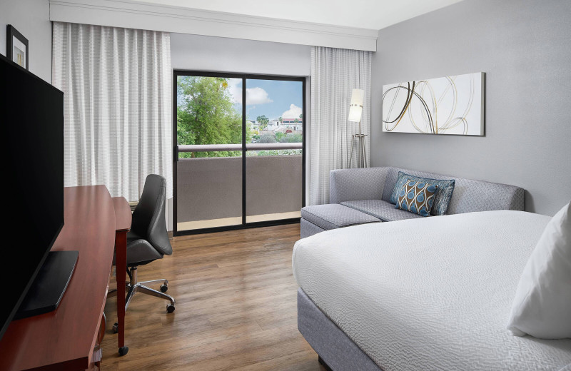 Guest room at Courtyard Scottsdale North.