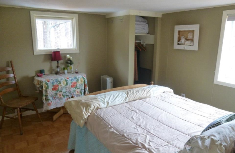 Guest room at Amazing Grace Bed 