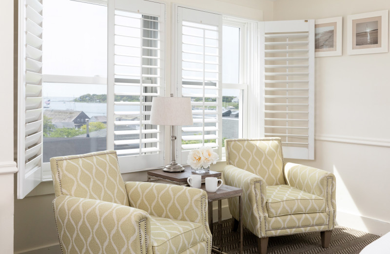 Guest sitting area at Vineyard Square Hotel & Suites.