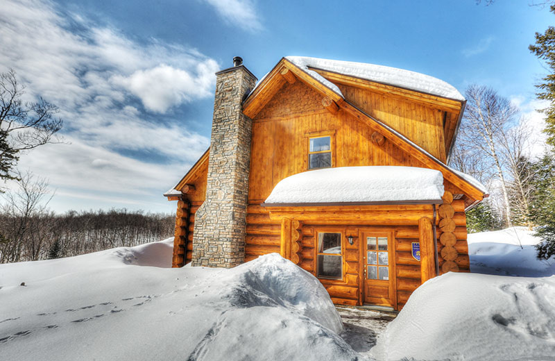 Exterior view of Fiddler Lake Resort.