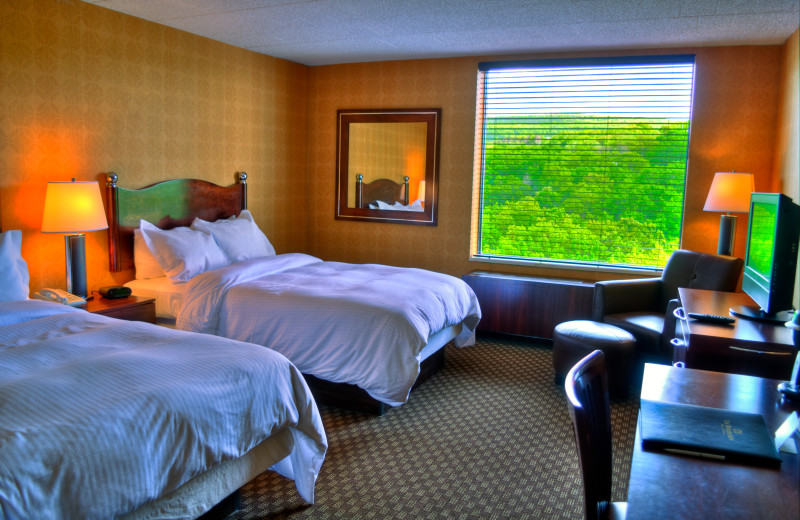 Double guest room at Ascend Hotel Collection-The Woodlands.