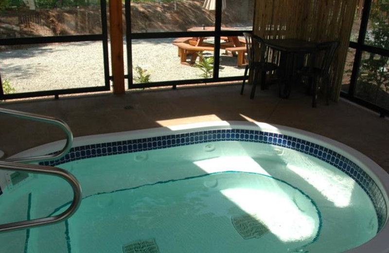 Hot tub at Honeymoon Bay Lodge & Retreat.