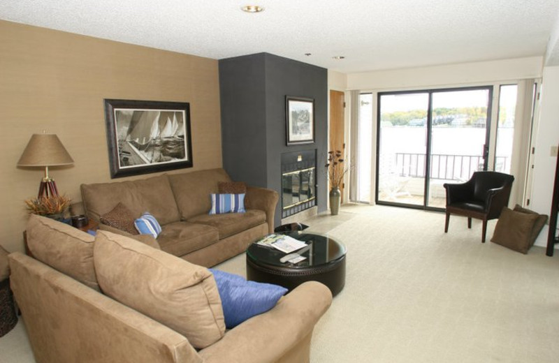 Guest living room at Edgewater Inn on the Harbor.