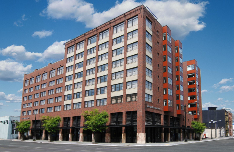 Exterior view of Silver Cloud Hotel Stadium.