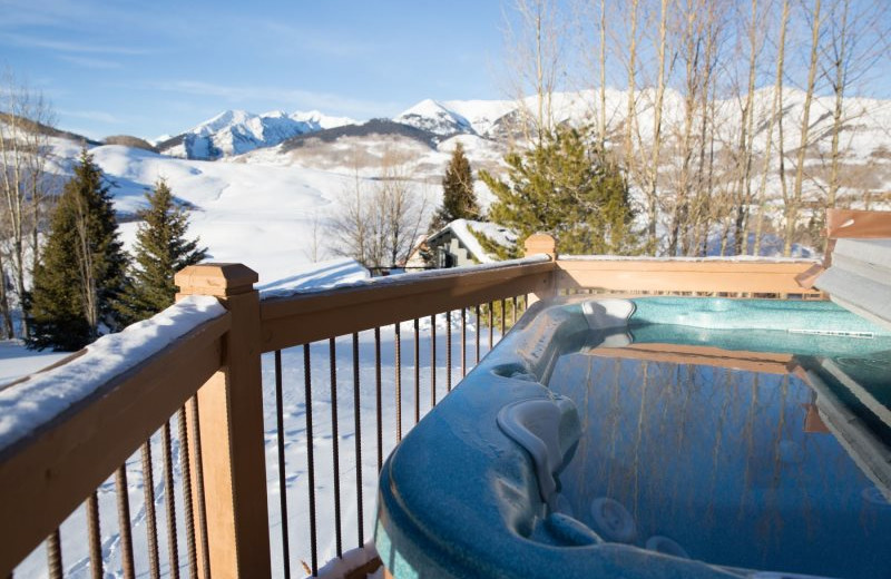 Rental hot tub at Alpine Getaways.