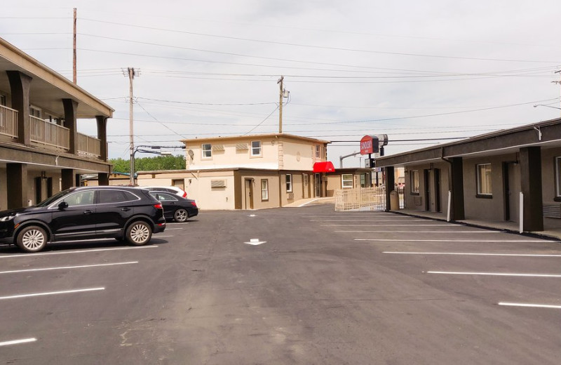 Exterior view of Howard Johnson Express Inn - Sandusky.