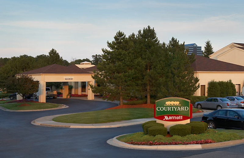 Exterior view of Courtyard by Marriott Detroit Auburn Hills.