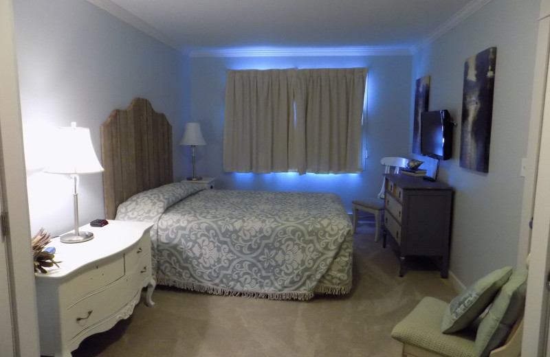 Guest bedroom at Chautauqua Lodge.