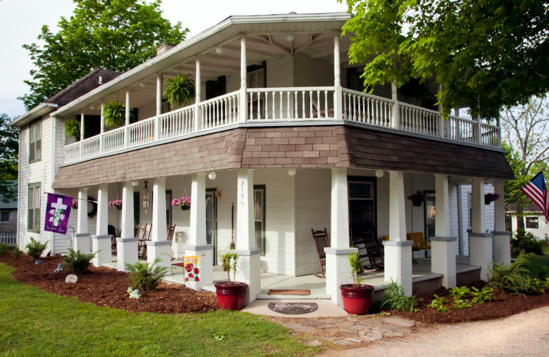 Exterior view of Ozark Country Inn.