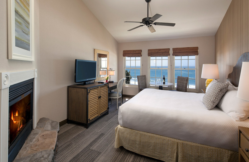 Guest room at Cottage Inn by the Sea.