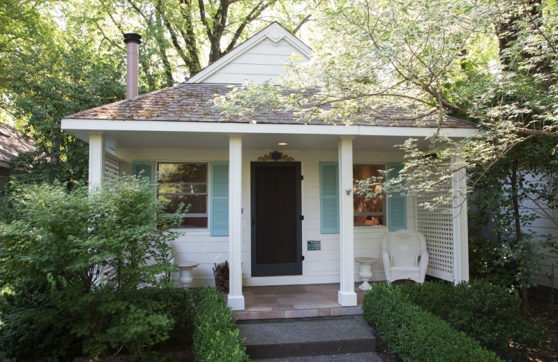 Cottage exterior at Cottage Grove Inn.