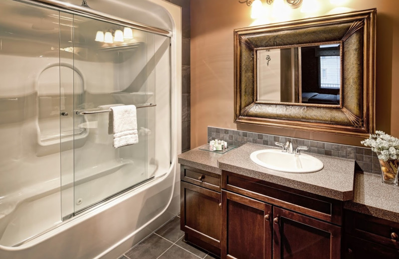 Guest bathroom at Bighorn Meadows Resort.