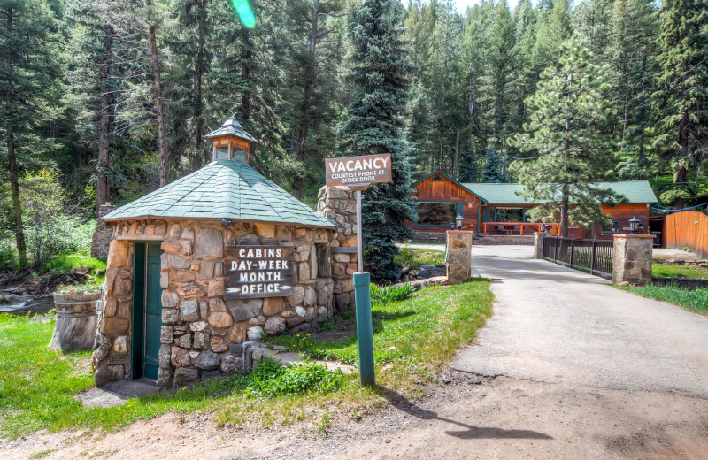 Exterior view of Colorado Bear Creek Cabins.