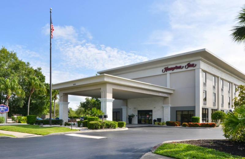 Exterior view of Hampton Inn Vero Beach Hotel.