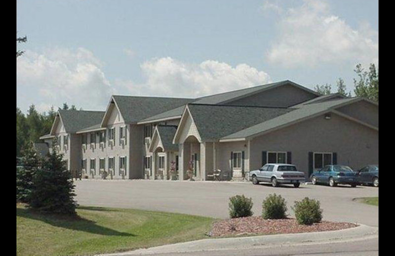 Exterior view of Evergreen Inn.