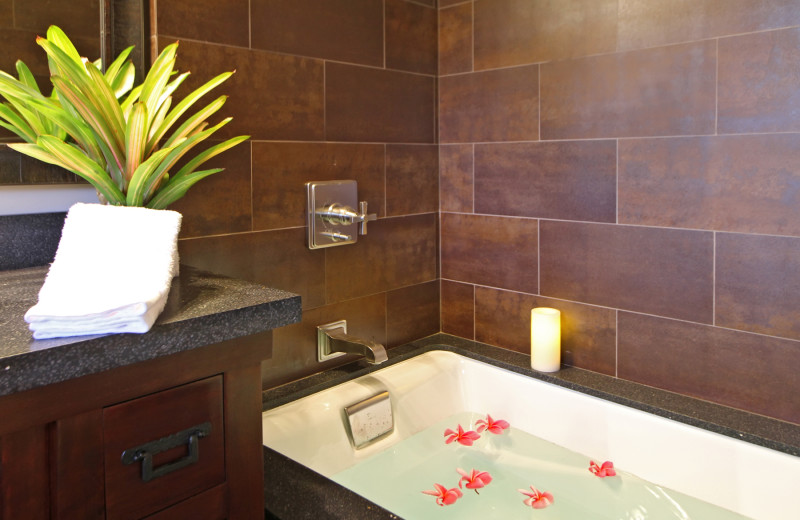 Guest bathroom at Lumeria Maui.