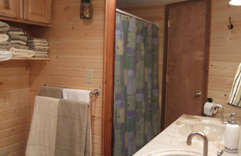 Cabin bathroom at Creeks Crossing Cabins.
