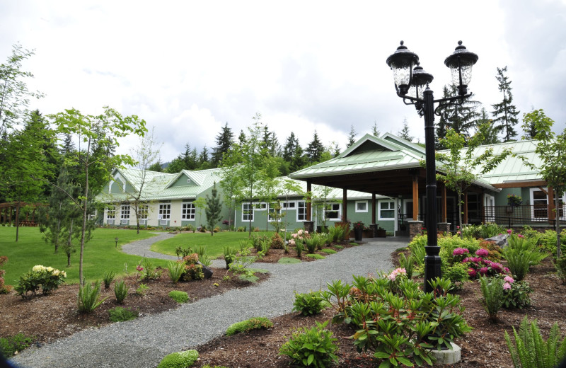 Exterior view of Honeymoon Bay Lodge & Retreat.