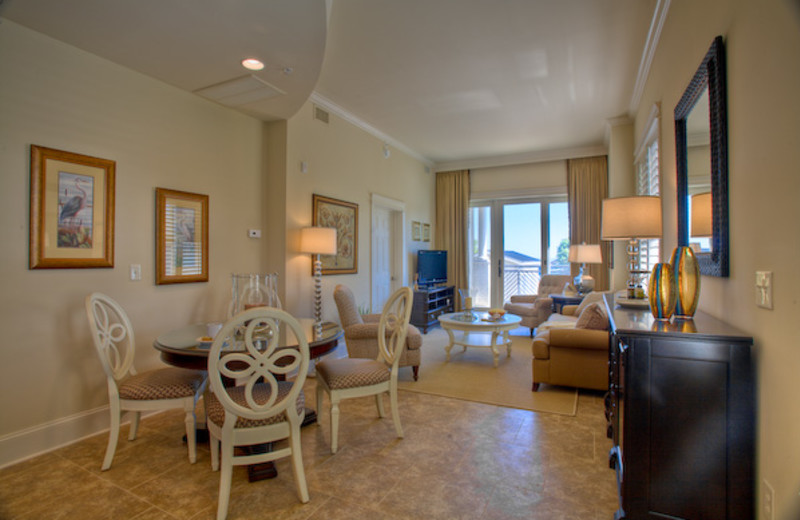 Guest dining and living room at Sea Gate Inn.