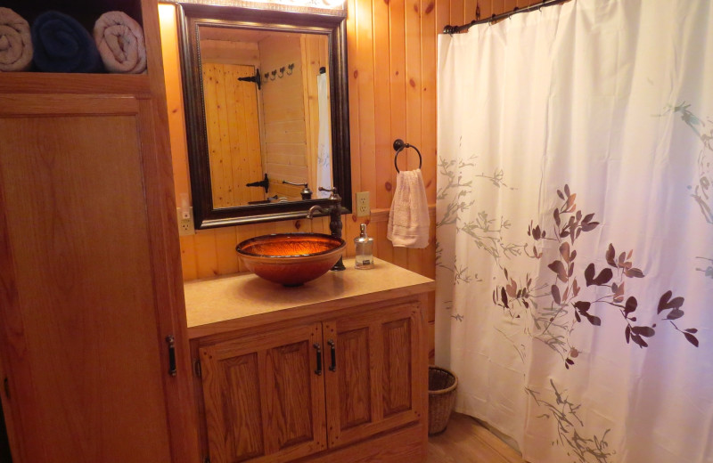 Cabin bathroom at Creeks Crossing Cabins.