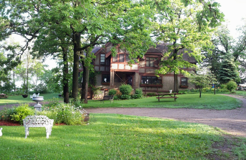 Exterior view of Spicer Castle Inn.