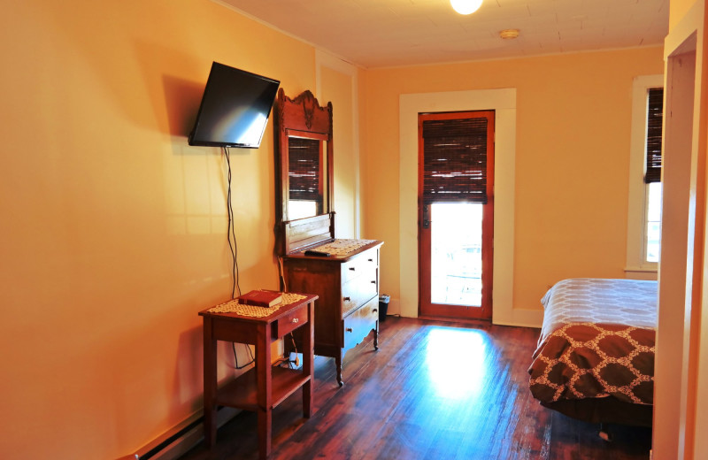 Guest room at Hammo's Brew Pub & Lodge.