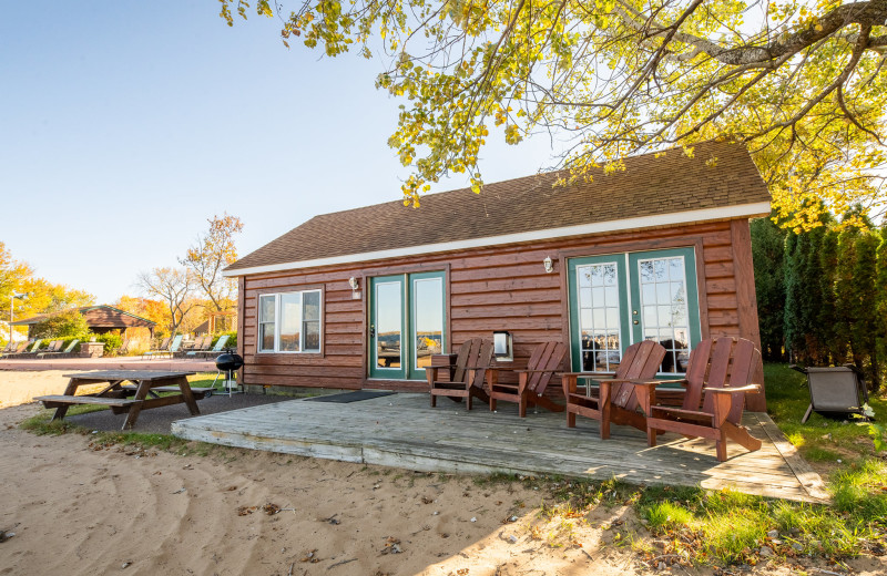 Cabin exterior at Appeldoorn's Sunset Bay Resort.