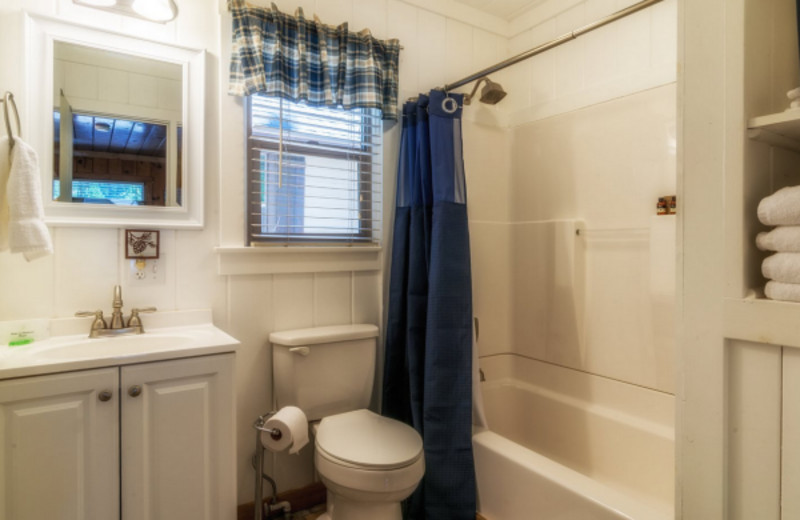 Cabin bathroom at Knotty Pine Cabins.