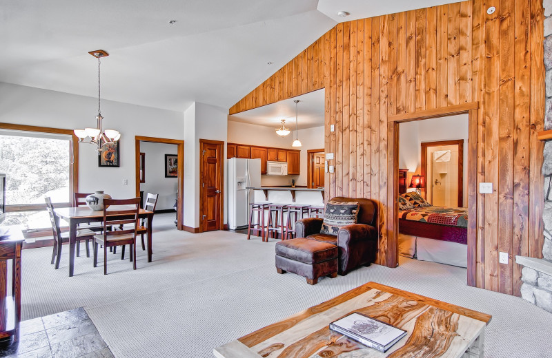 Guest living room at Black Canyon Inn.