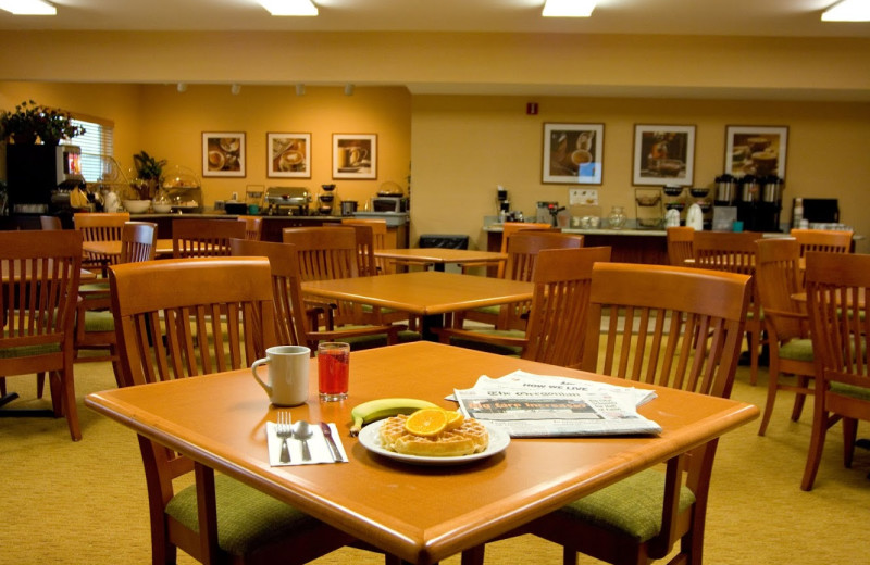 Breakfast room at Phoenix Inn Suites Vancouver.