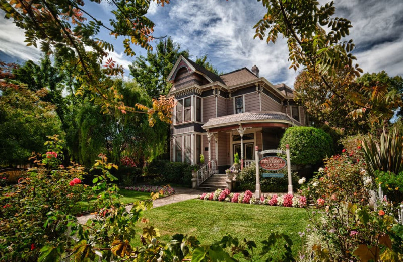 Exterior view of Hennessey House Bed & Breakfast.