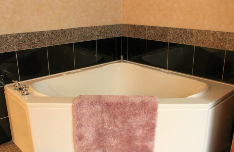 Jacuzzi at Rushmore Express Inn & Family Suites.