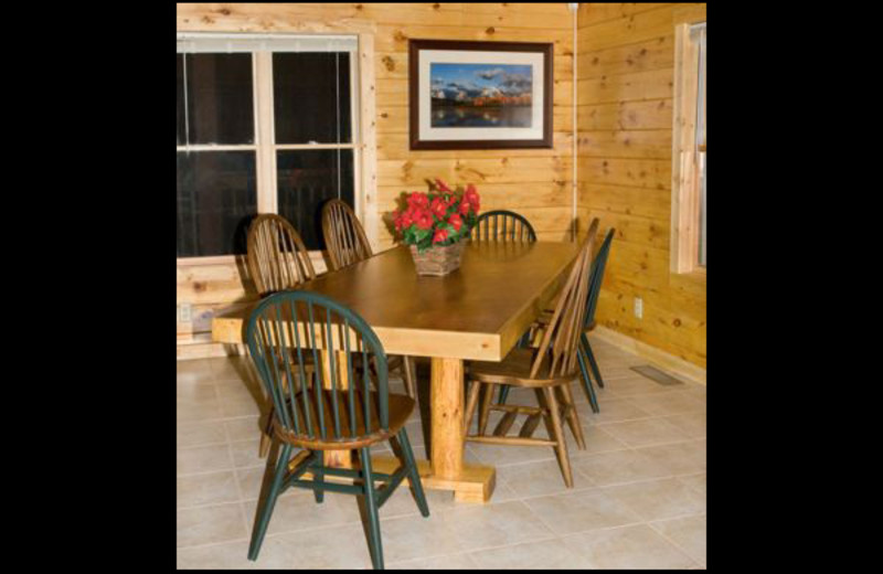 Cabin dining room at Hummingbird Hill Cabin Rentals.