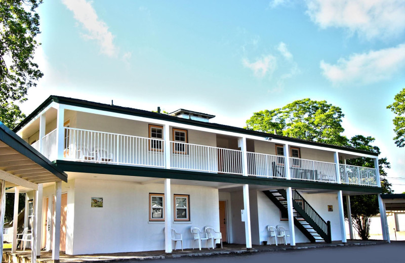 Exterior view of Peach Tree Inn & Suites.