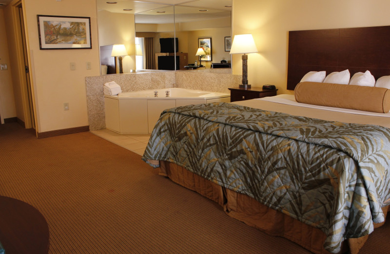 Guest room with a jacuzzi at Edgewater Hotel & Waterpark.