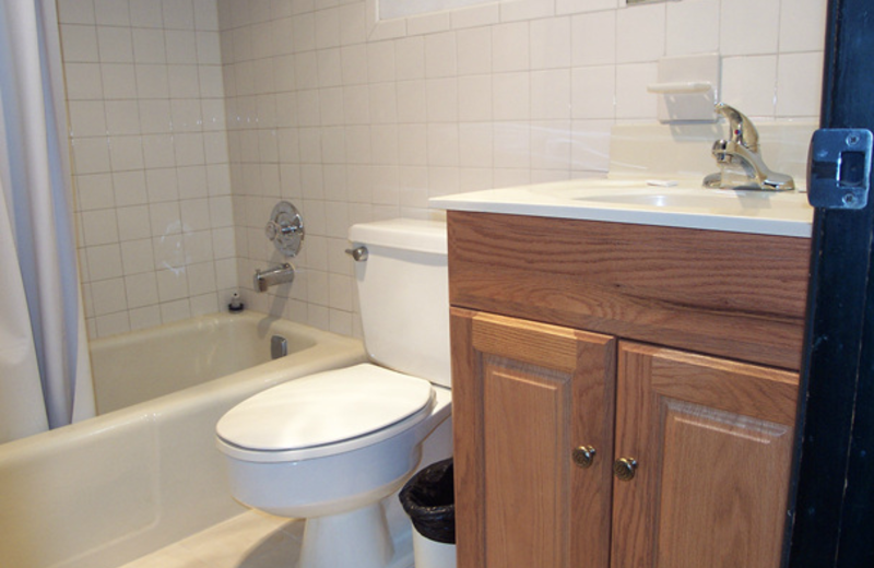 Efficiency suite bathroom at Windjammer Motor Inn.