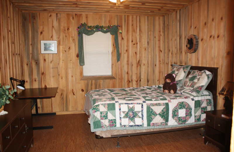 Bear Track bedroom at Heath Valley Cabins.